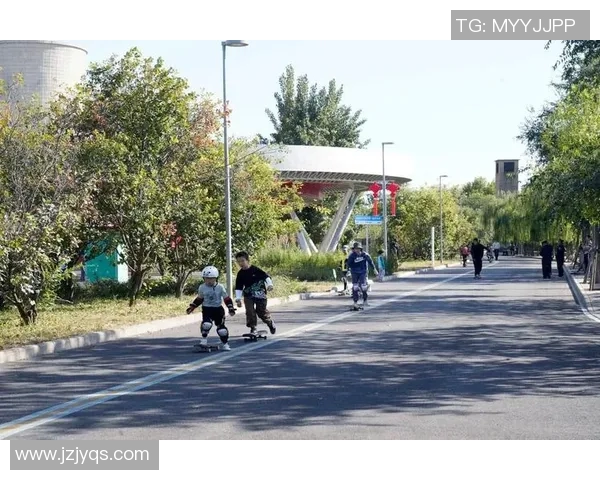 城市马拉松精彩回顾成都滑板队默契配合展现团队精神 城市马拉松精彩回顾成都滑板队默契配合展现团队精神